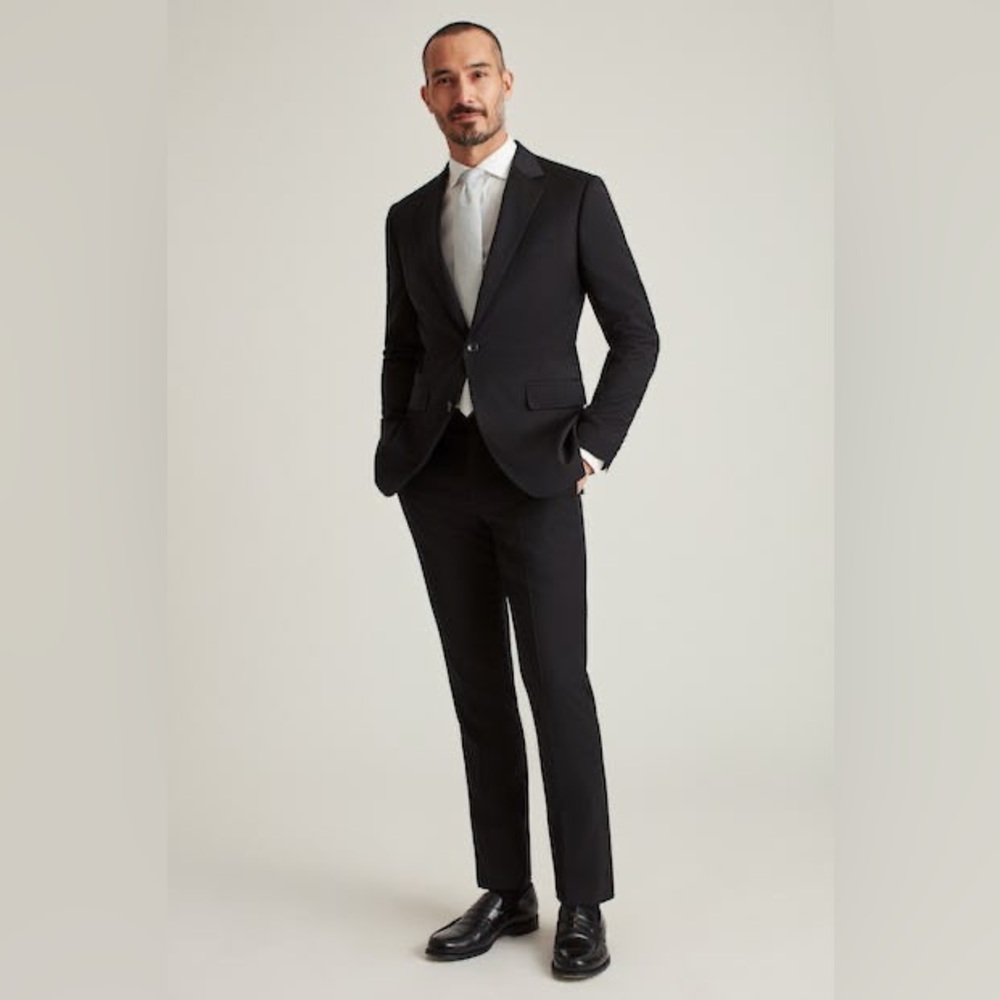 ONLY WORE ONCE!! Selling amazing suit due to weight loss.